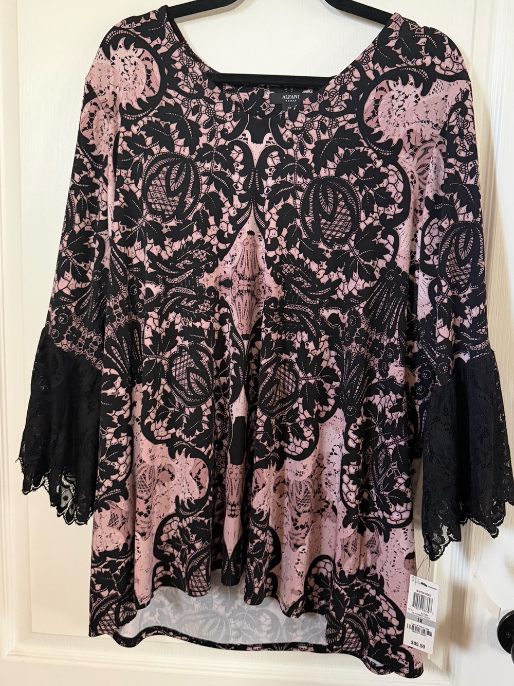 NWT Alfani Lace Print Lace Bell Sleeve V Neck Tunic in Winter Rose  Sz 1x